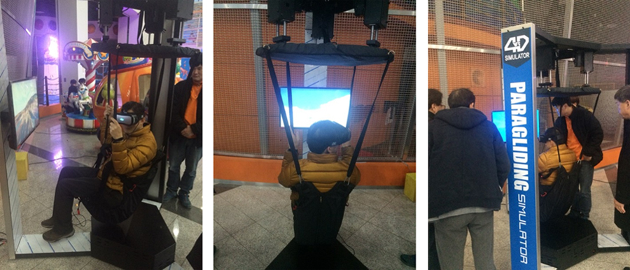 VR Paragliding simulator 를체험하는 관광객