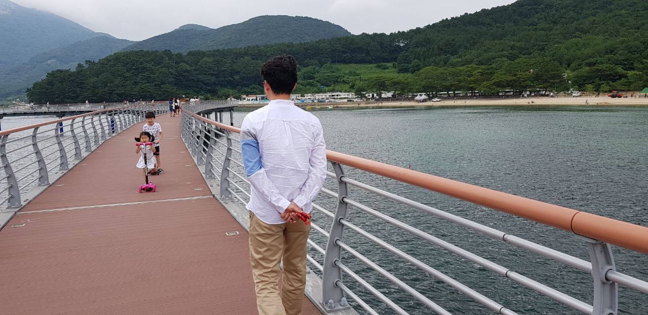 킥보드 타고 바다위 달려봤어? 이미지