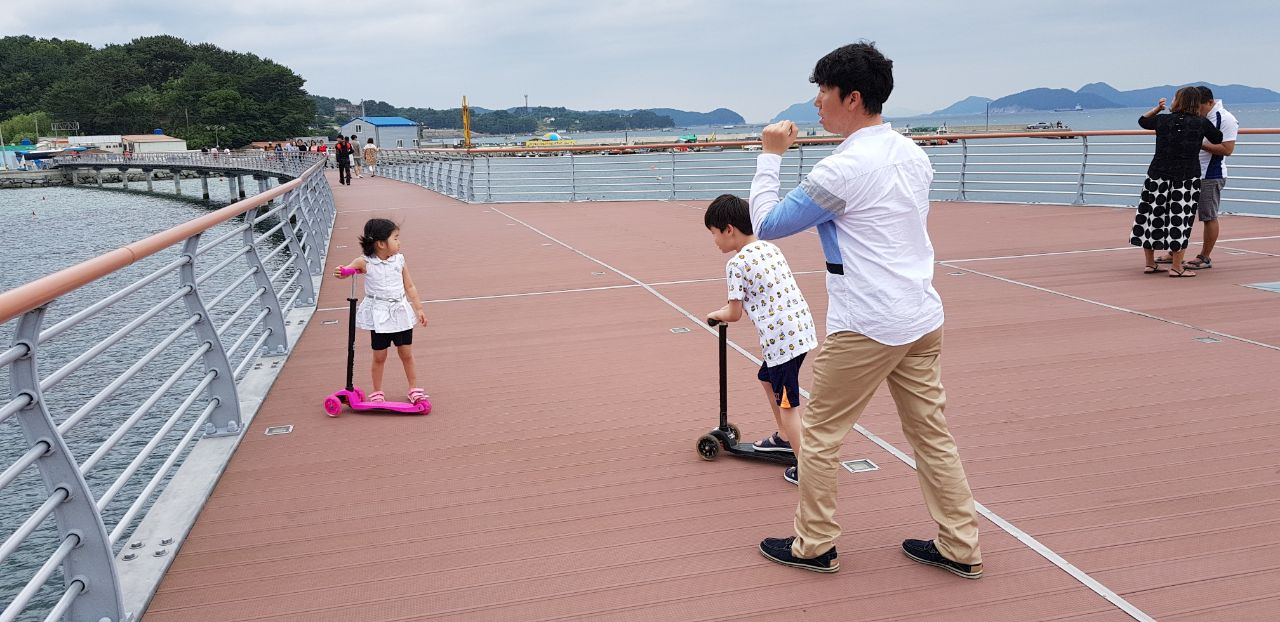 킥보드 타고 바다위 달려봤어? 이미지