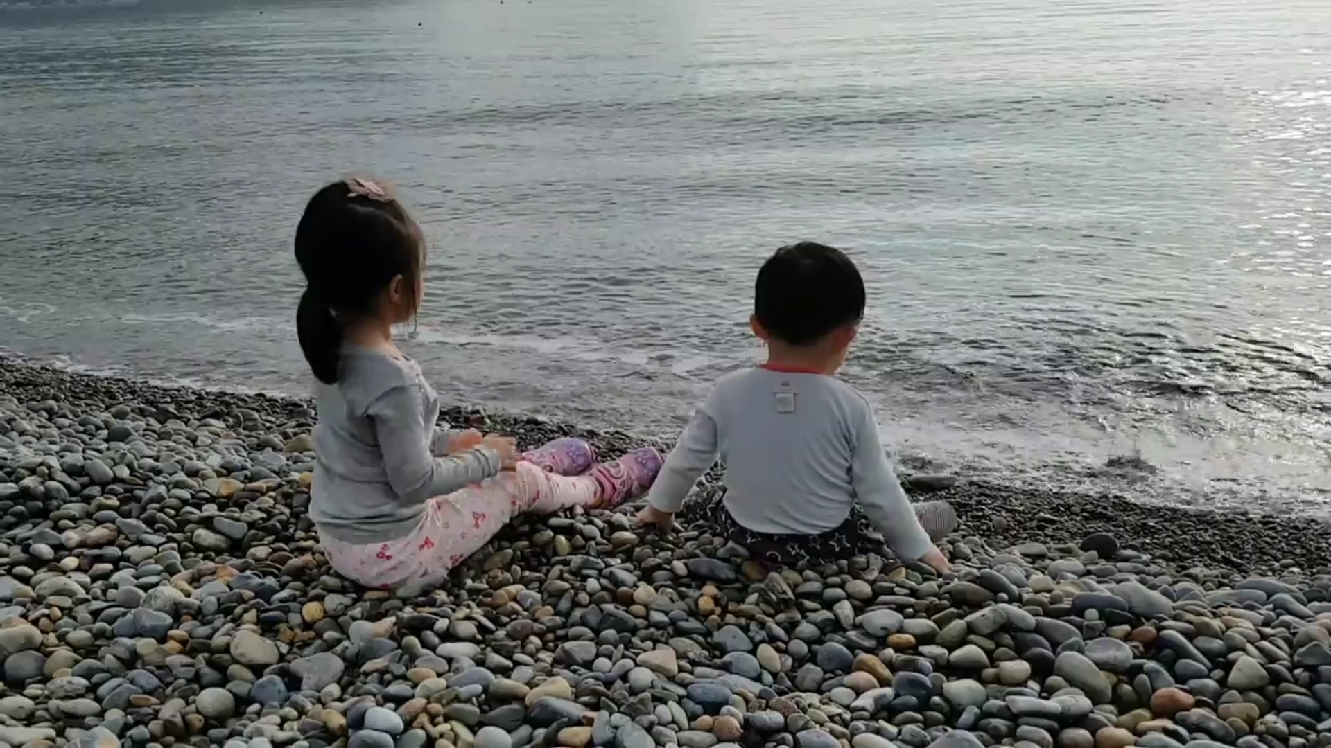 몽돌에서 돌 던지기 이미지