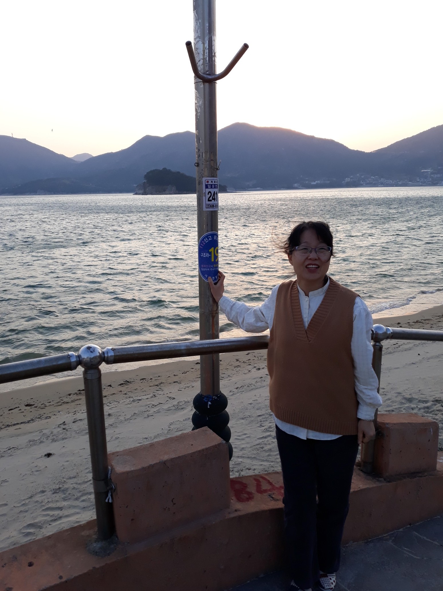 봄인데도 쌀쌀한 겨울바다 - 구조라가 너무 조용하네요. 이미지