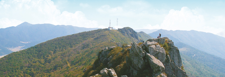 계룡산정상의 큰바위 위에 사람들