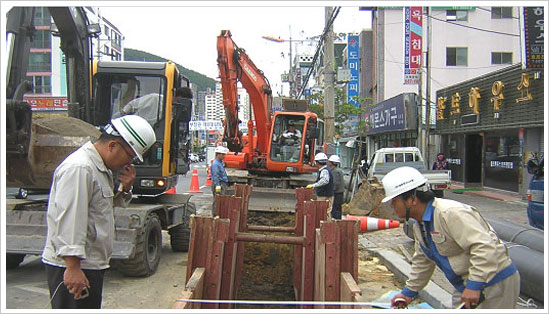 하수관거 정비사업을 하는 현장 전경사진