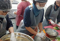 음식을 만들고 있는 사진2