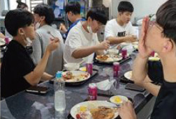 음식을 먹고있는 사진