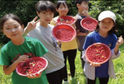 수확체험중인 남녀 아이들