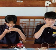 꽃차를 시음하고 있는 남학생들 모습