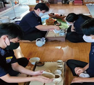 서로에게 꽃차를 따라주는 모습