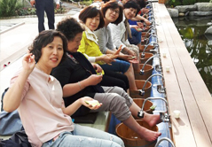 알로에테마파크 족욕을 즐기는 관광객들