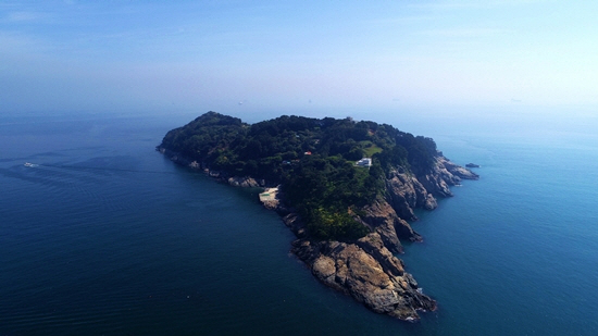 바닷바람과 나무그늘이 청량감(淸涼感)을 주는 곳 ‘지심도(只心島)’ 이미지