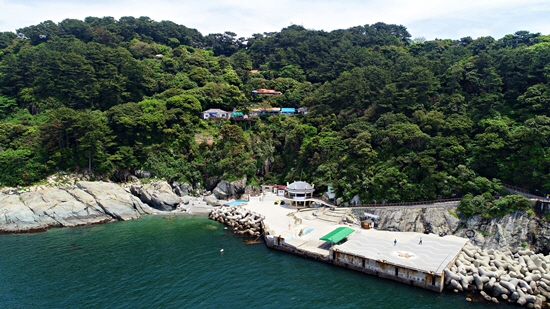 바닷바람과 나무그늘이 청량감(淸涼感)을 주는 곳 ‘지심도(只心島)’ 이미지