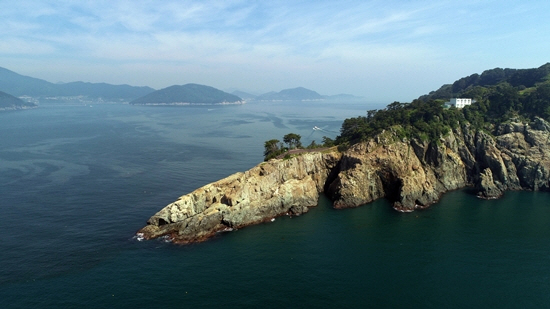 바닷바람과 나무그늘이 청량감(淸涼感)을 주는 곳 ‘지심도(只心島)’ 이미지