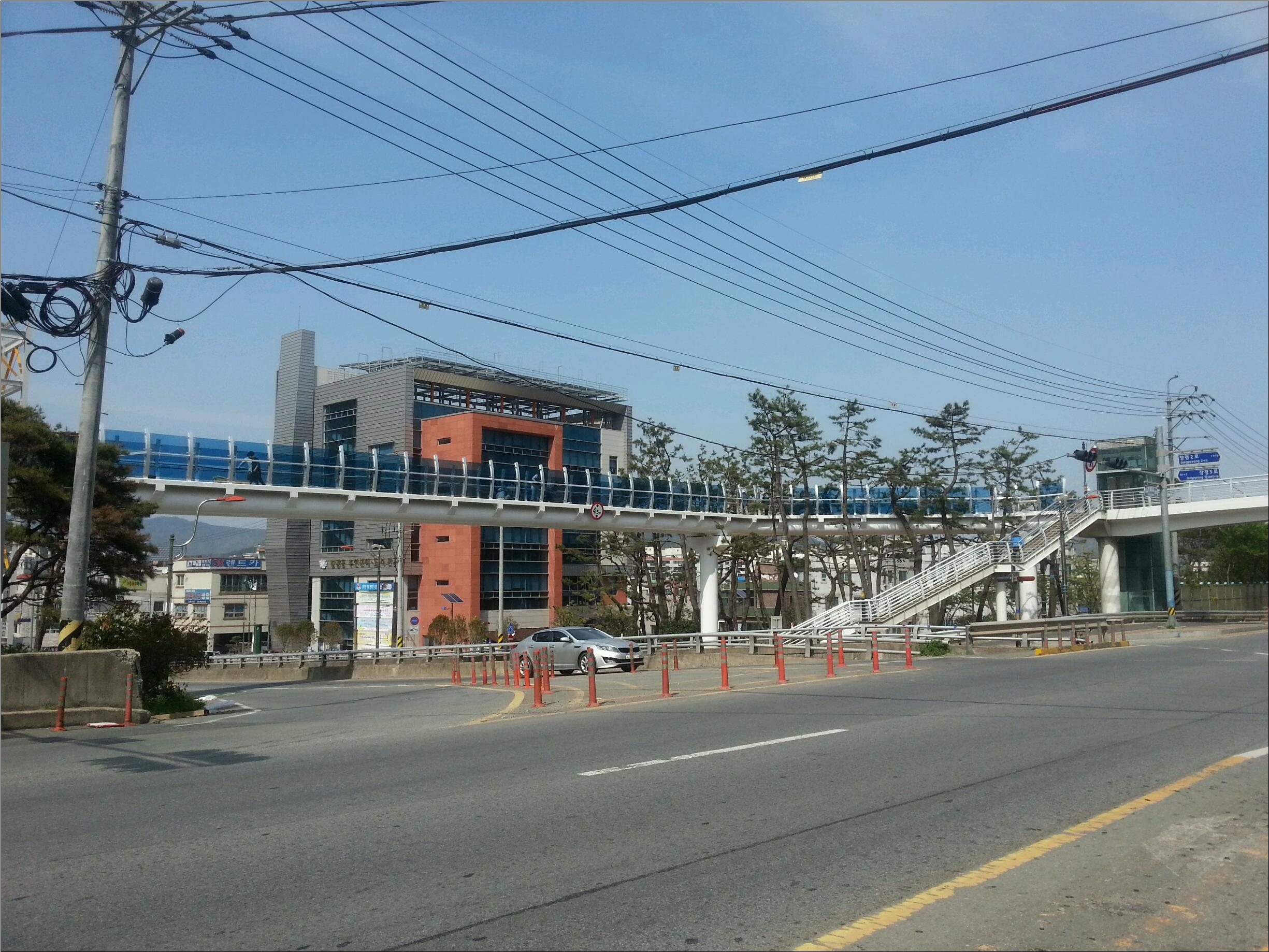 도시 경관을 고려해 만든 또 하나의 육교 현장 이미지