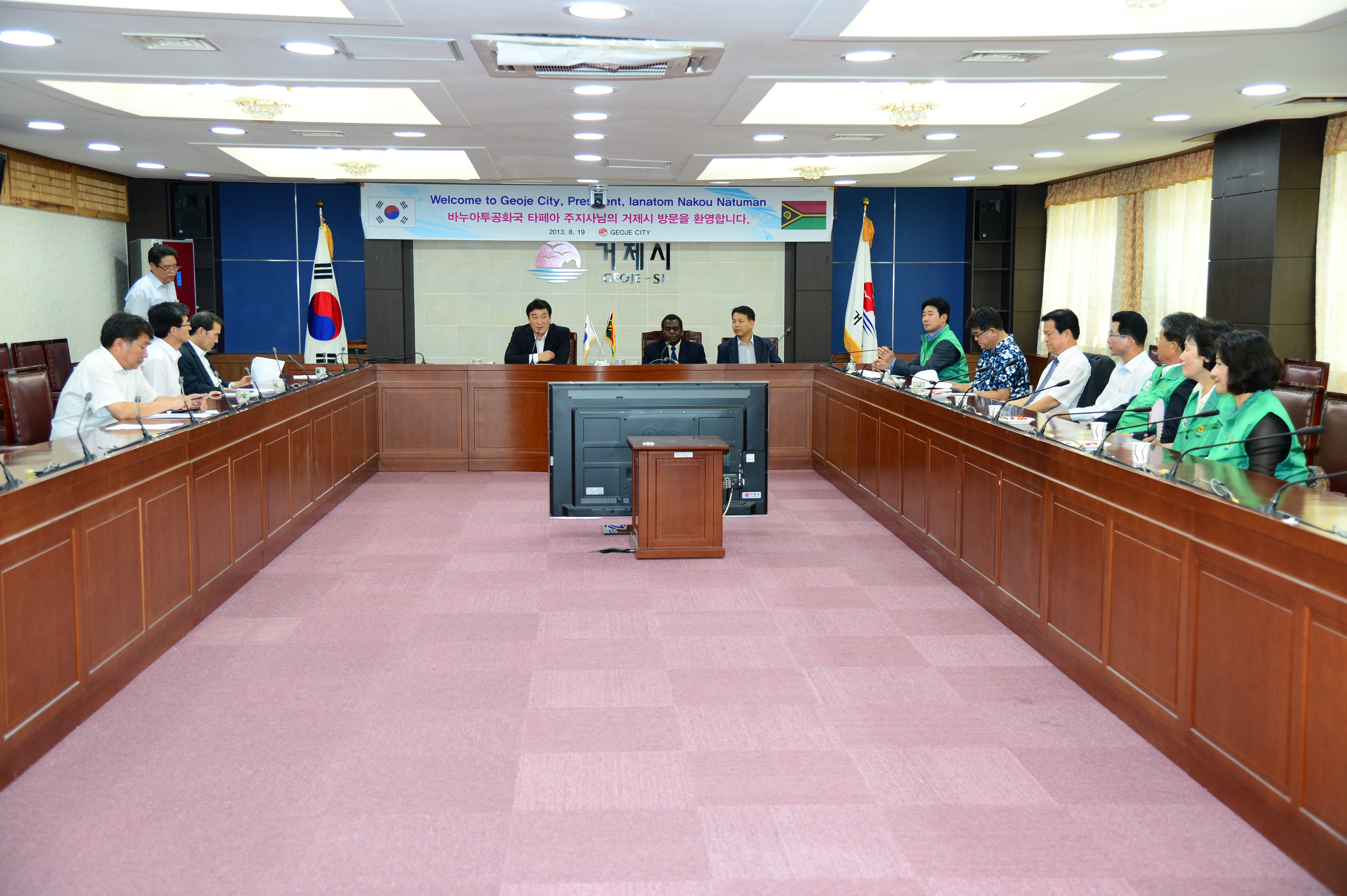 남태평양 섬나라 바누아트공화국 타페아주 나투만지사, 거제시 첫 방문 현장 이미지