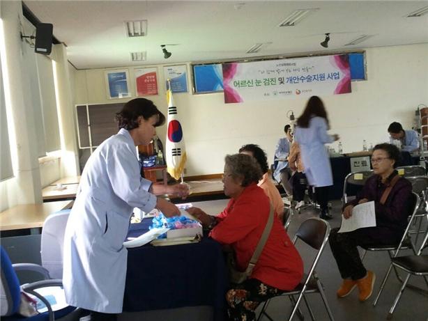 어르신 눈 검진 큰 호응 현장 이미지