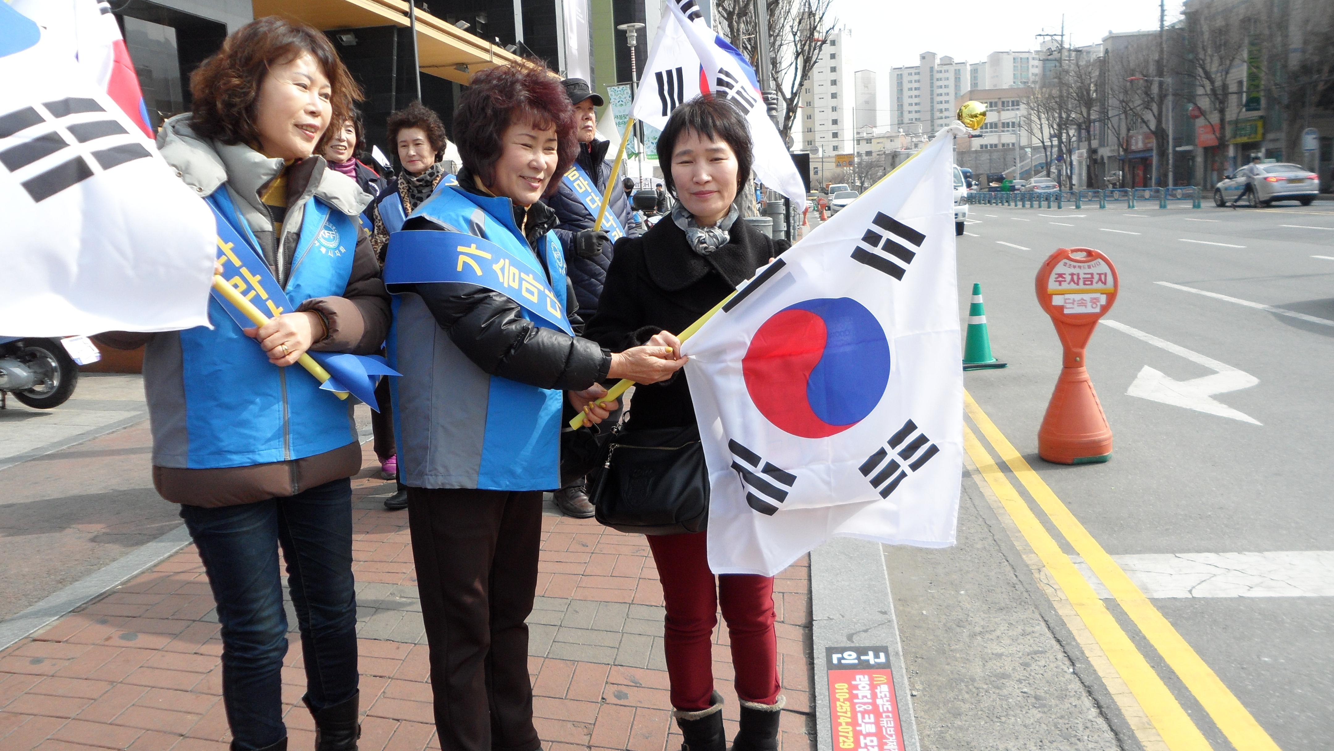 거제시, 나라사랑 태극기 달기운동 전개 현장 이미지