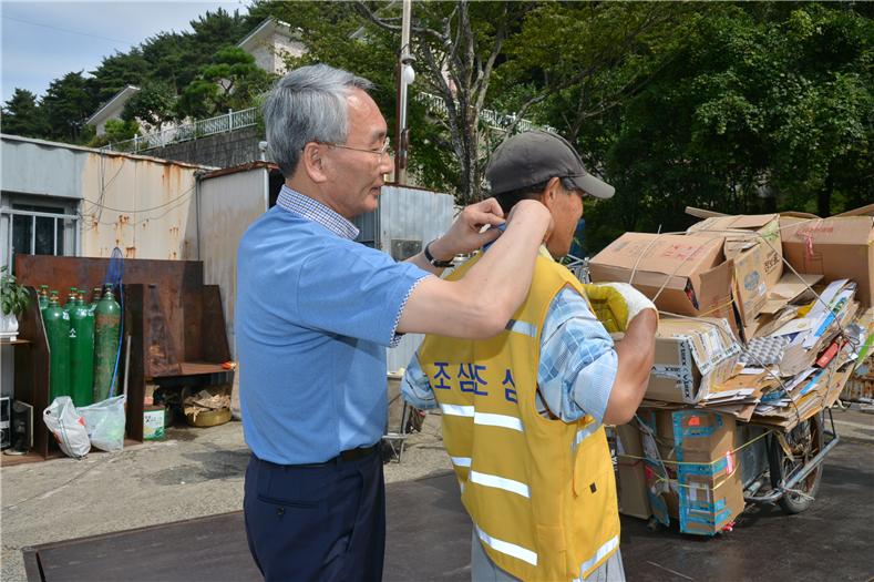거제시,  위험노출 어르신 안전 조끼 지급 현장 이미지