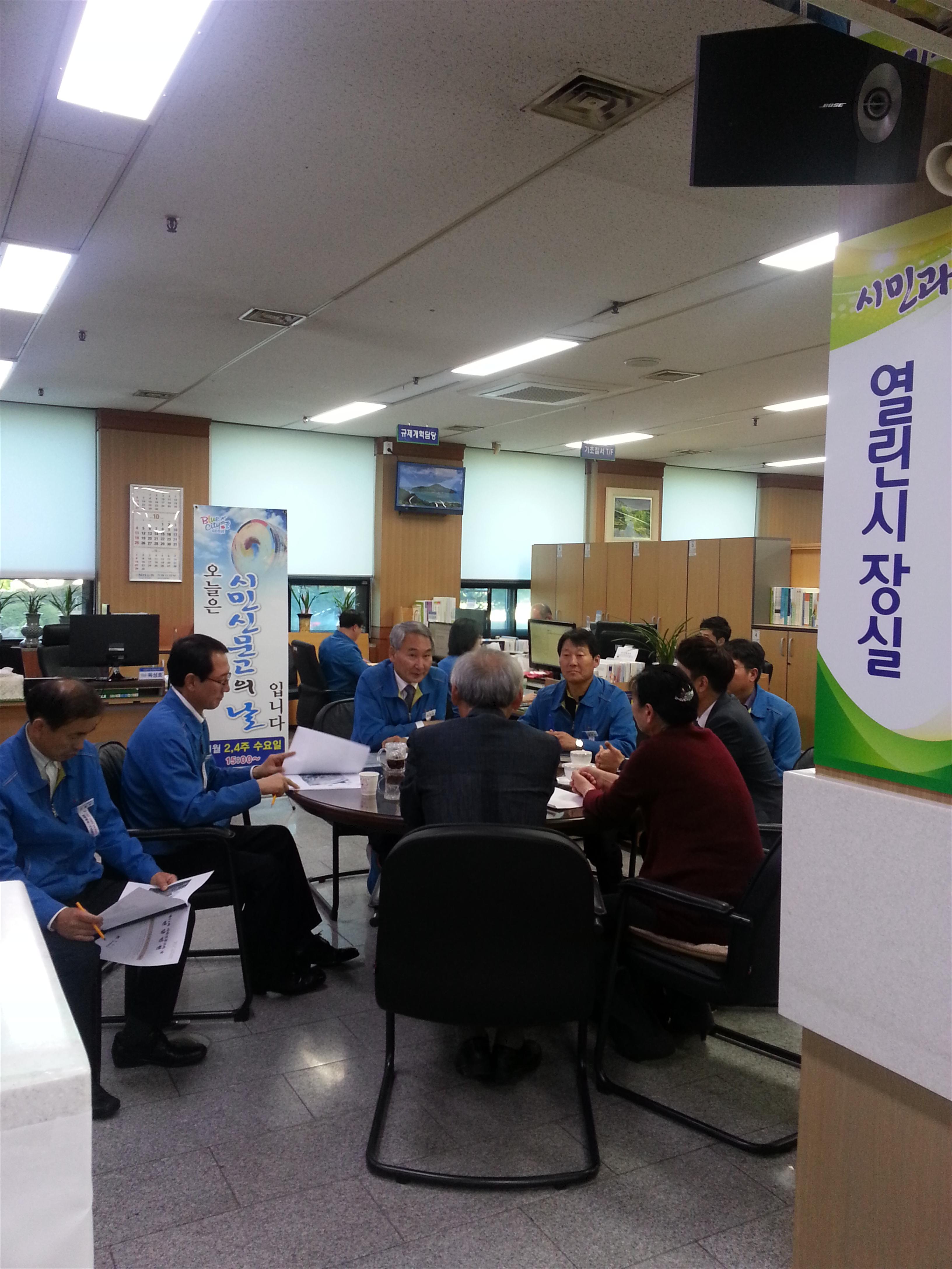 시민들과 소통을 강화하는 시정 현장 이미지