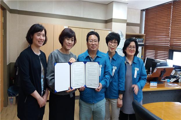 거제시 어린이 급식 관리지원센터, 보건소와 MOU 체결 현장 이미지