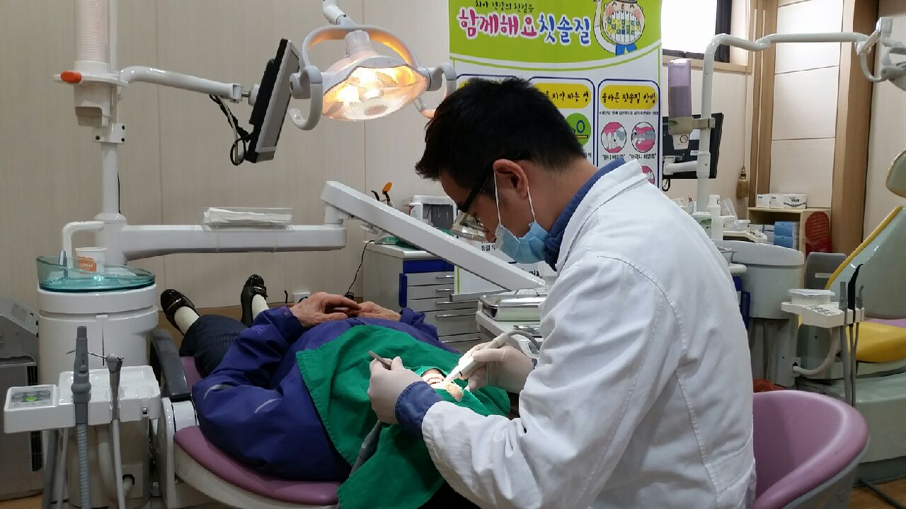 어르신(60세이상) 무료 불소도포·스케일링 실시  “건강한 노후, 명품잇몸만들기 ” 현장 이미지