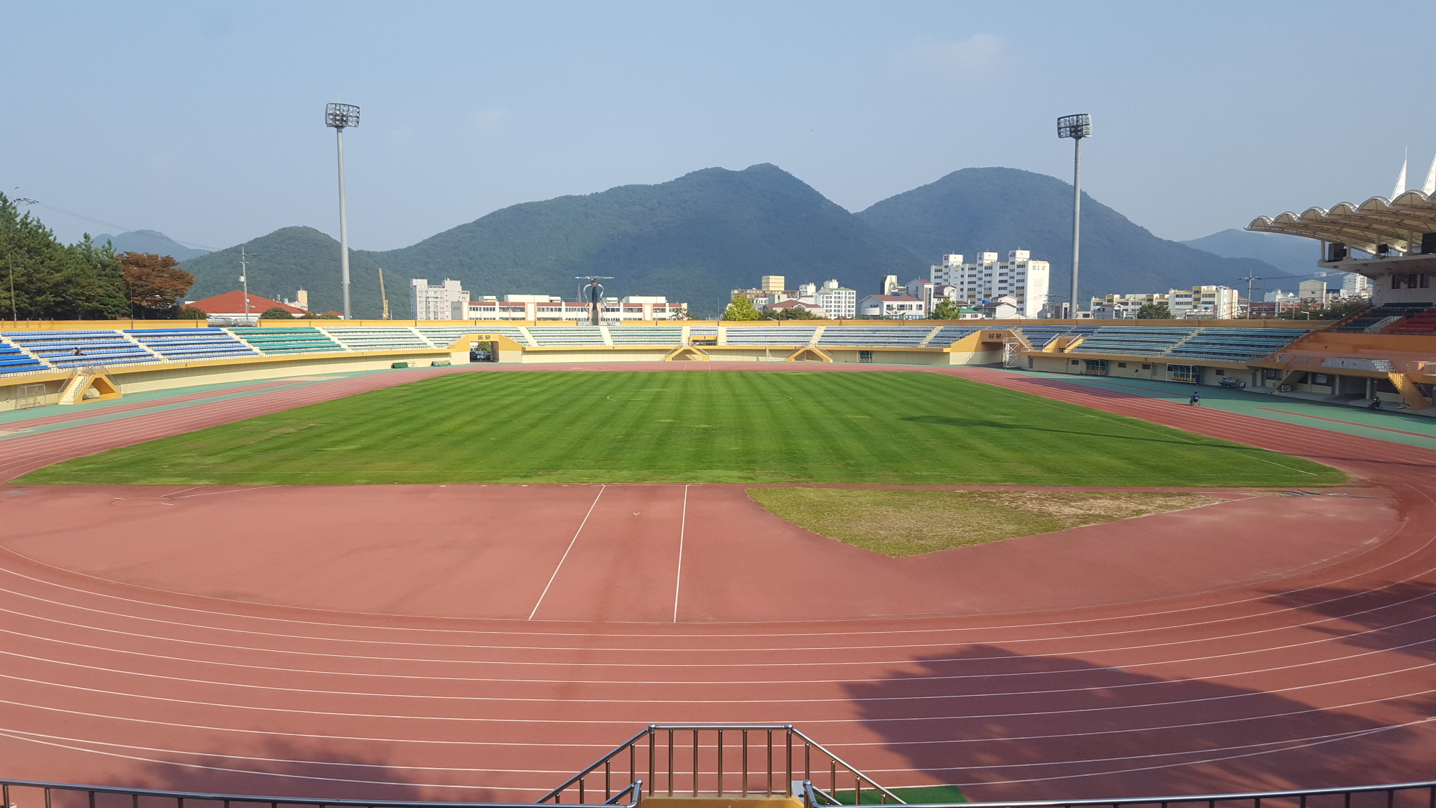 거제시 종합운동장 경남도체 대비 공사 출입 금지 현장 이미지