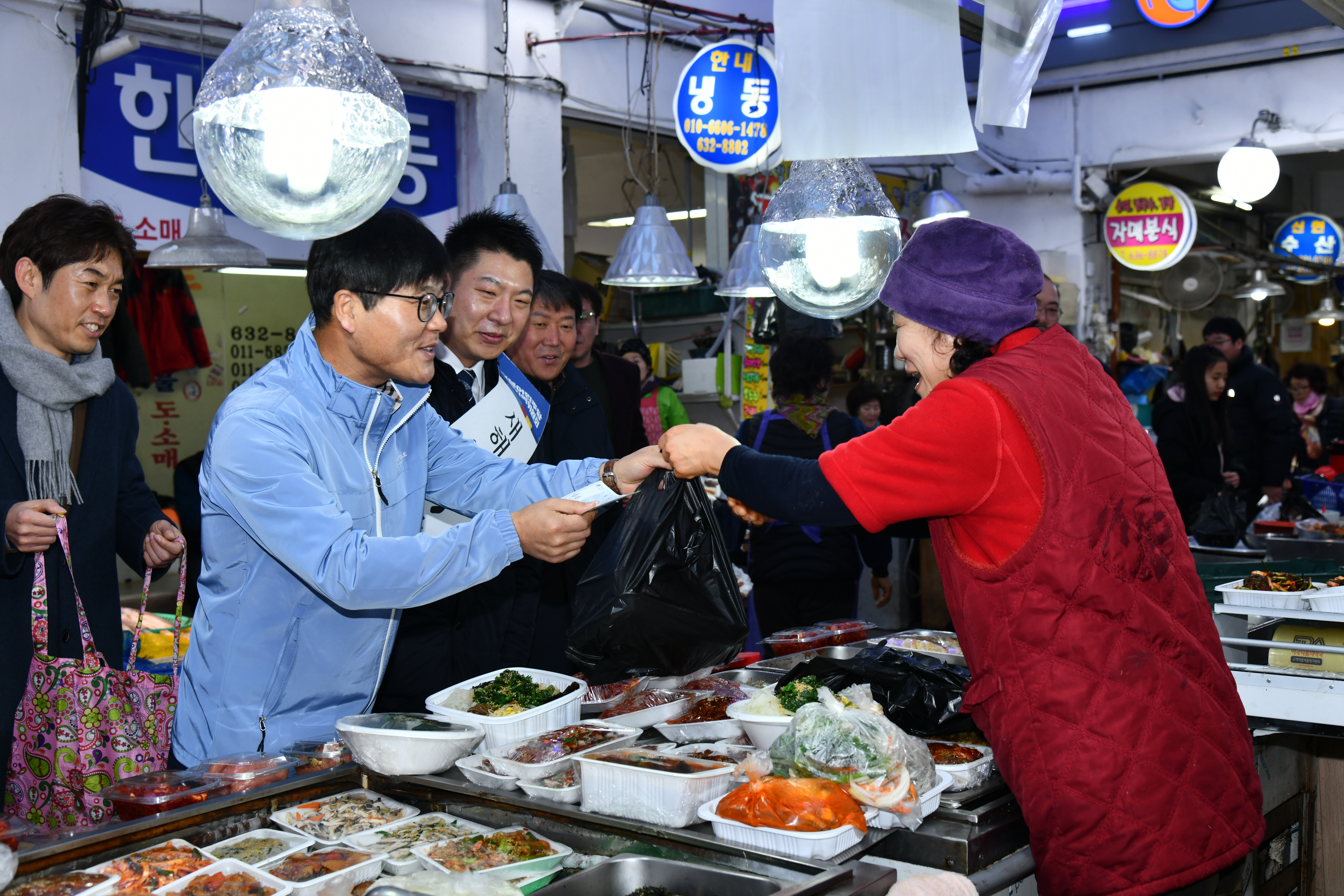 거제시 설맞이 전통시장 장보기 행사 및 캠페인 실시 현장 이미지