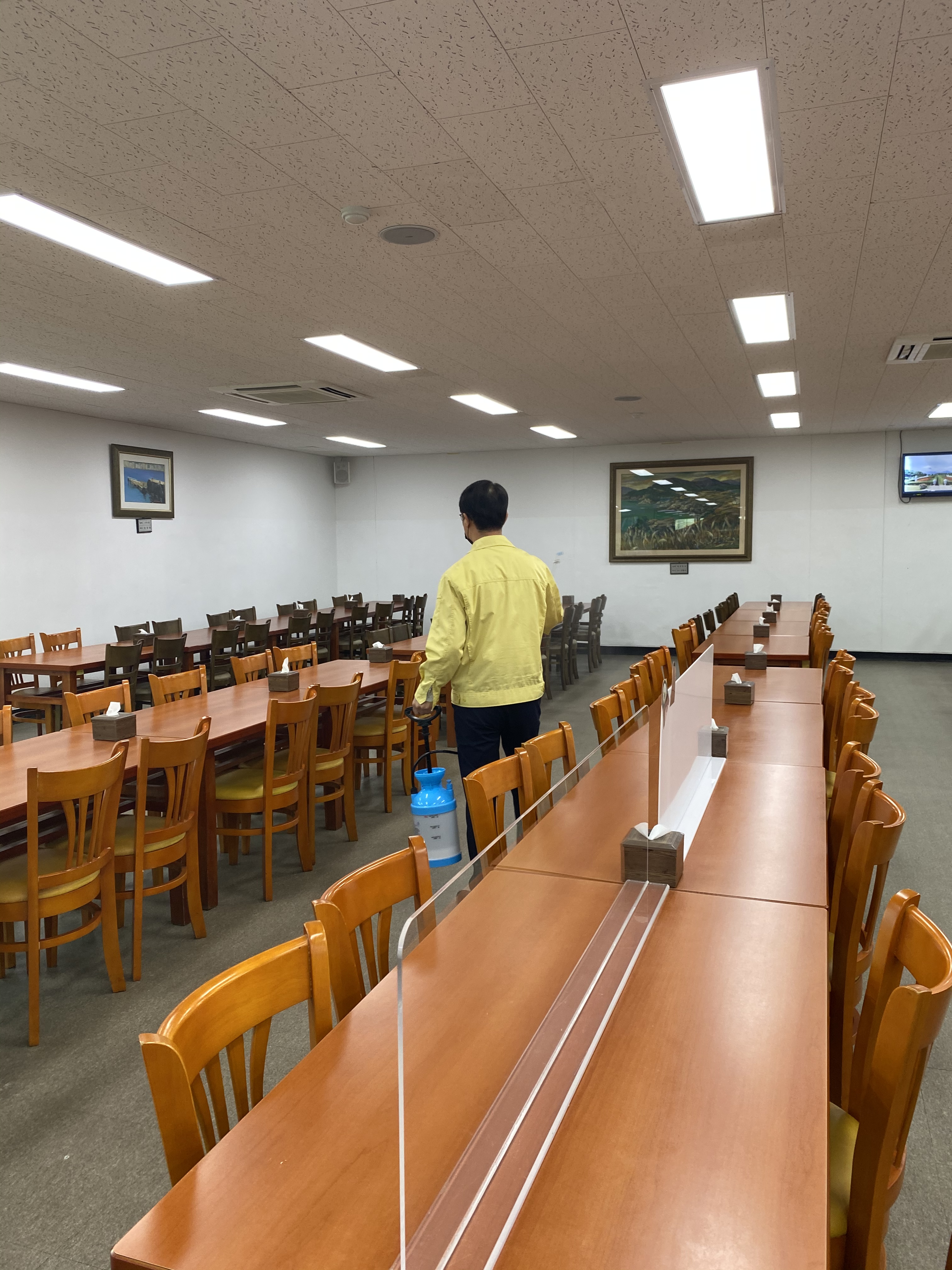 거제시 구내식당 코로나19 확산방지 위해 칸막이 설치 현장 이미지