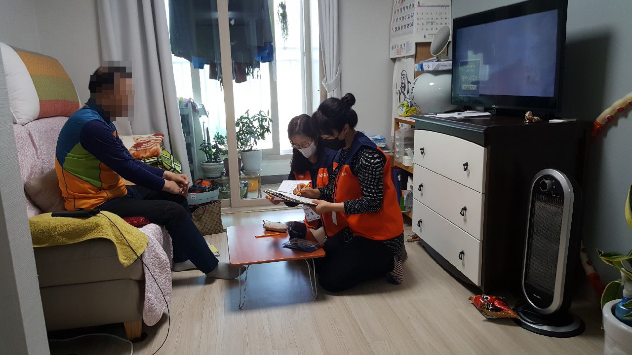 거제시, 2020년 치매고위험군 방문 기억력검사 진행 중 현장 이미지