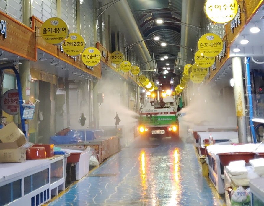 거제시, 장본데이 전통시장 야간 방역소독 실시 현장 이미지