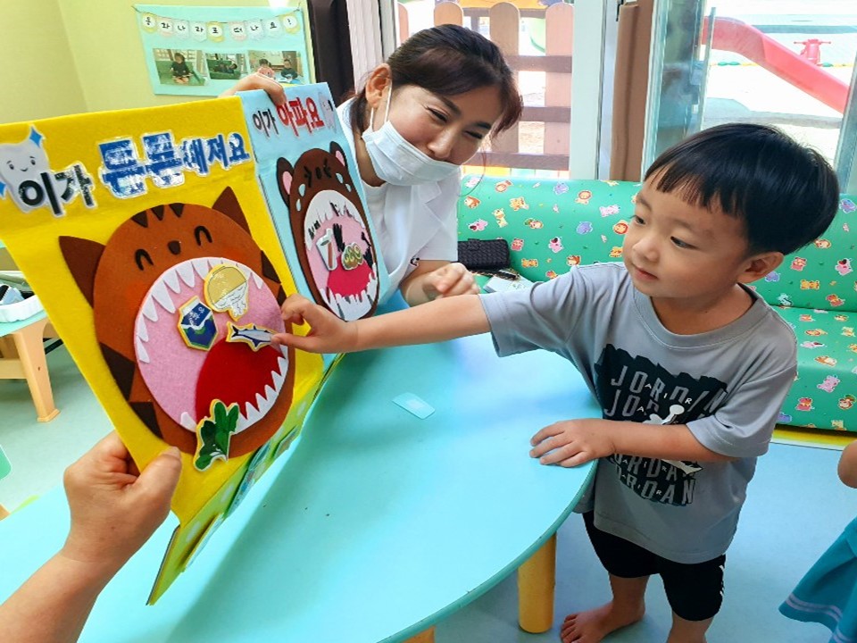 거제시육아종합지원센터, “찾아가는 영유아 건강돌보미 사업”운영 현장 이미지