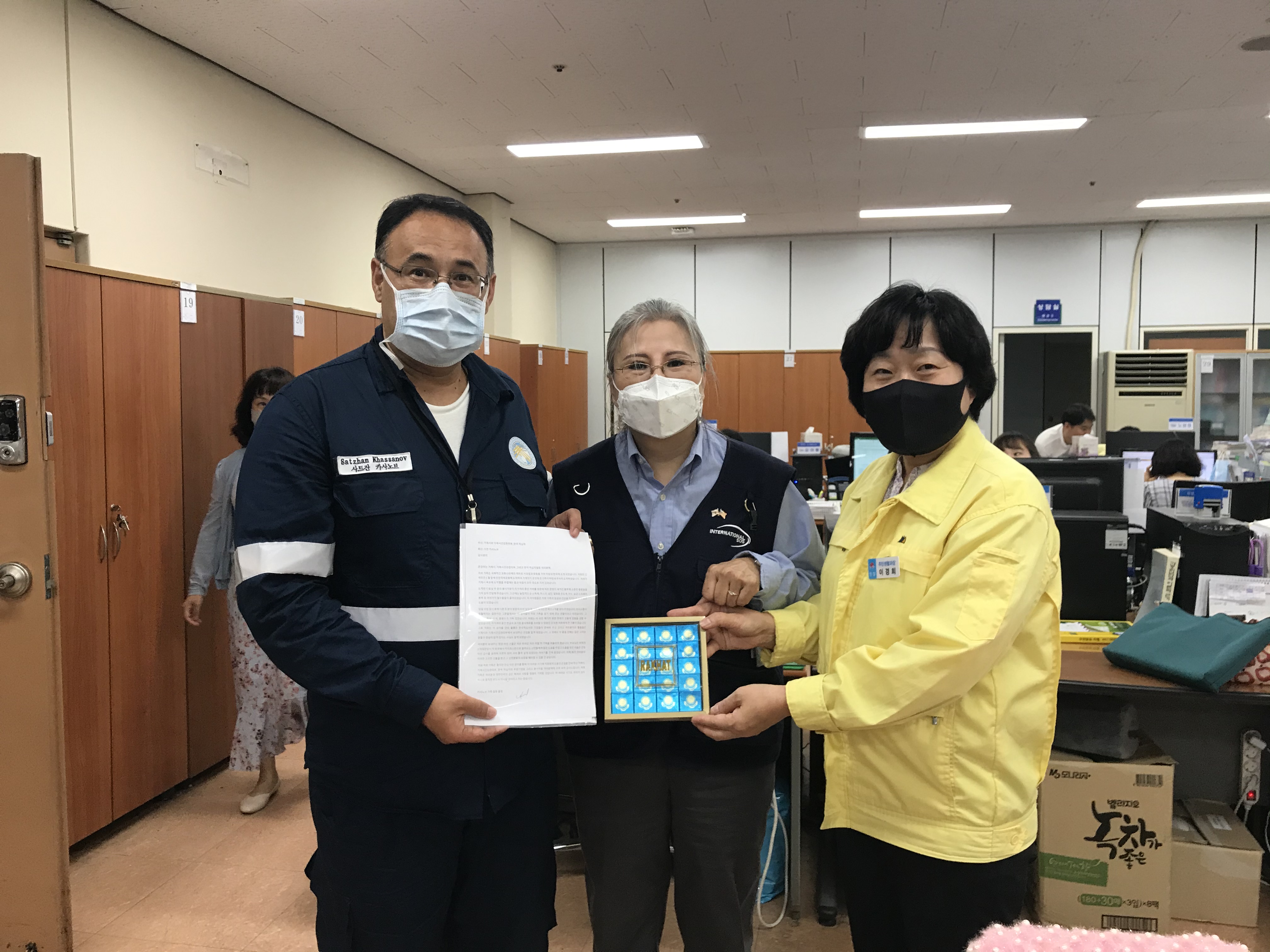 코로나19 자가격리 해제 외국인, 거제시에 감사 편지와 선물 전달 현장 이미지