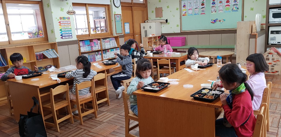 거제시 “전국 최초” 초등학교 방학돌봄교실 도시락 지원사업 호응 현장 이미지