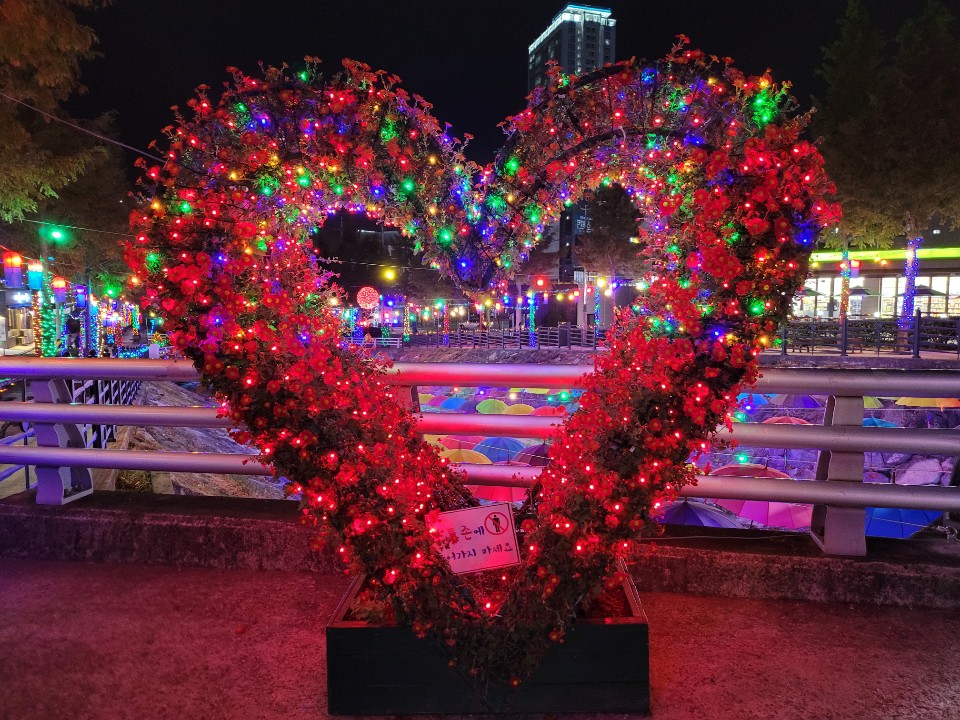 거제 야간관광의 첫걸음, 아주동 서당골천 축제 대성공 현장 이미지