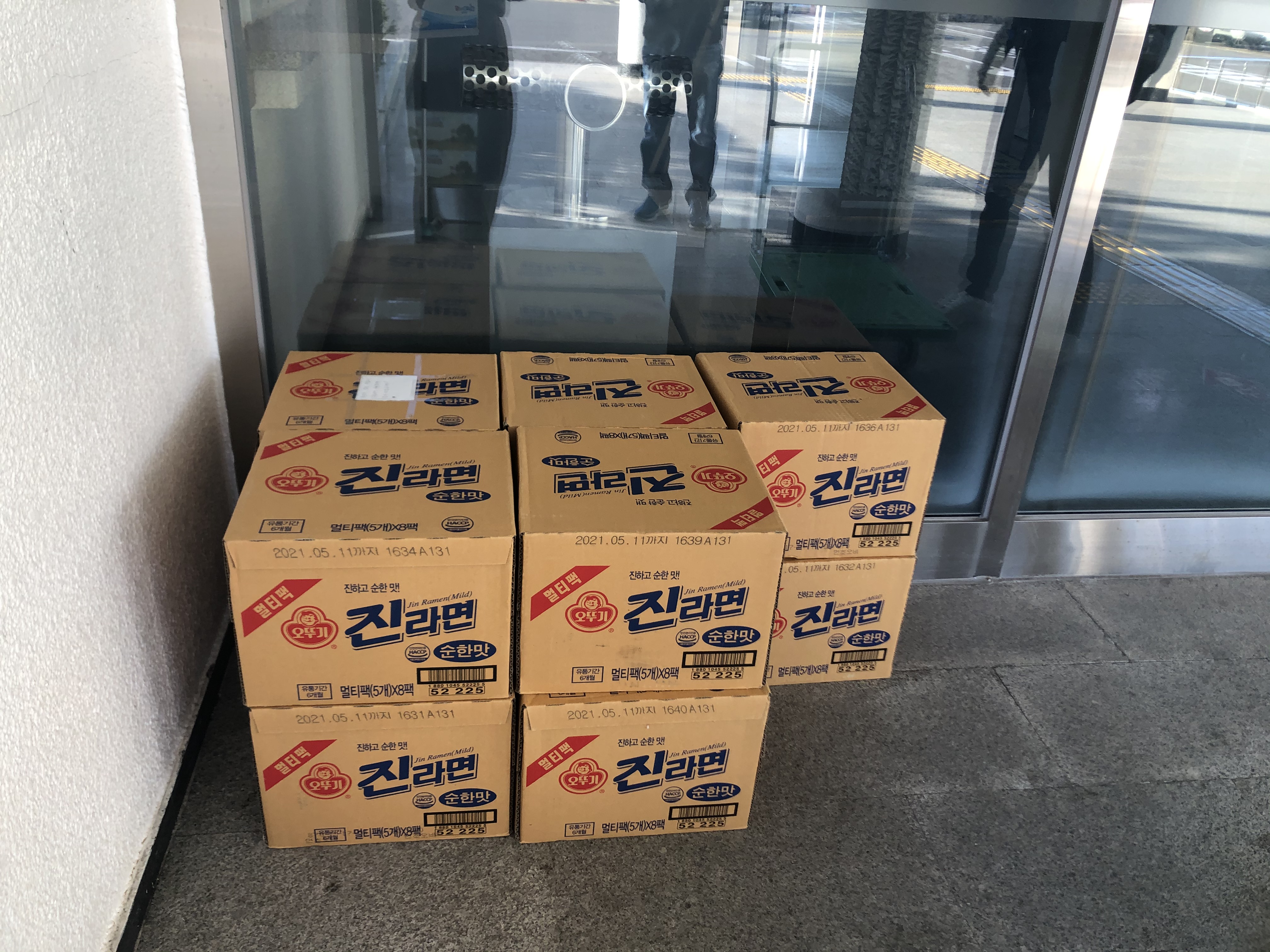 얼굴없는 천사, 쌀에 이어 라면까지 기부 현장 이미지