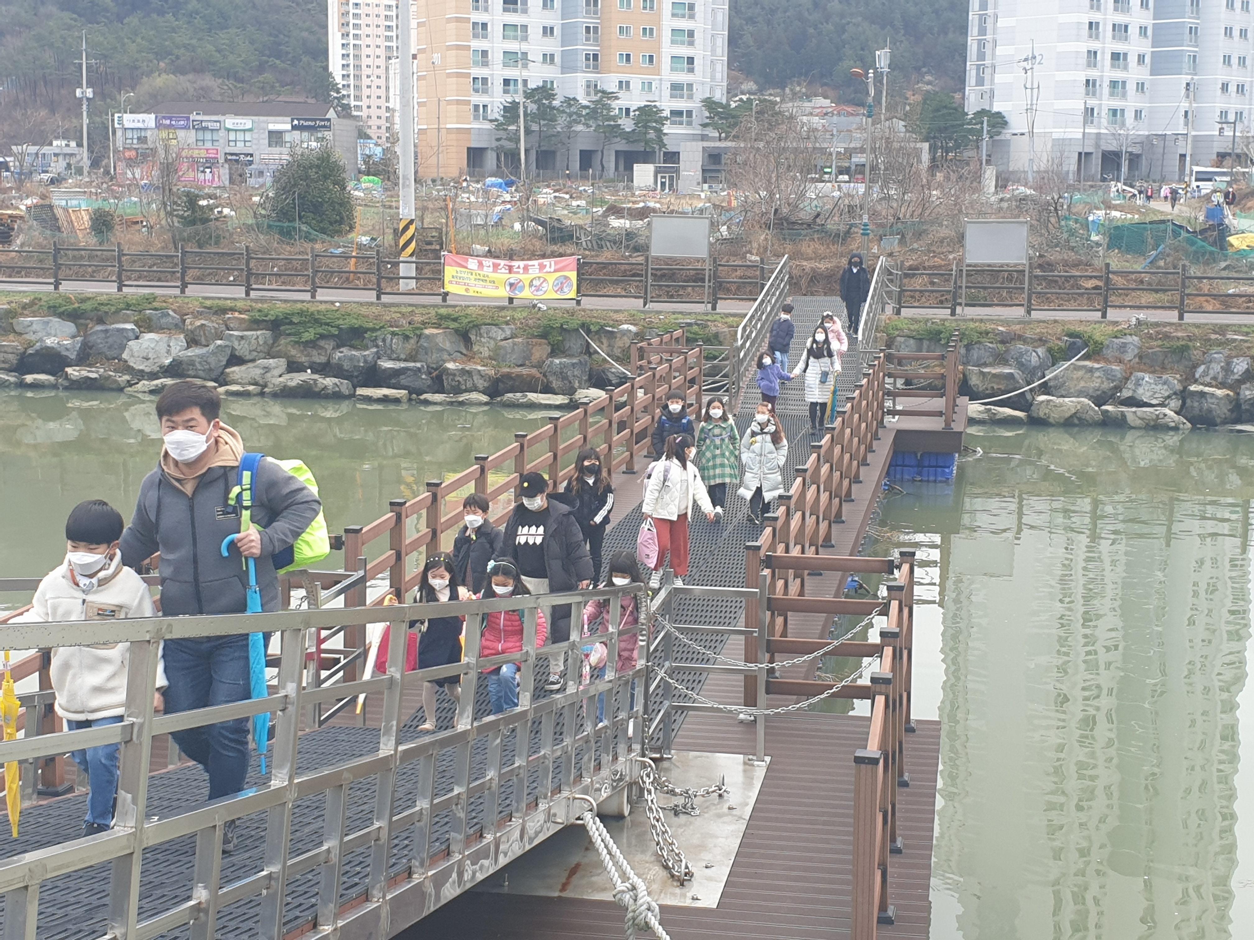 거제시, 수월 유수지 부교 안전한 통행로 확보 현장 이미지