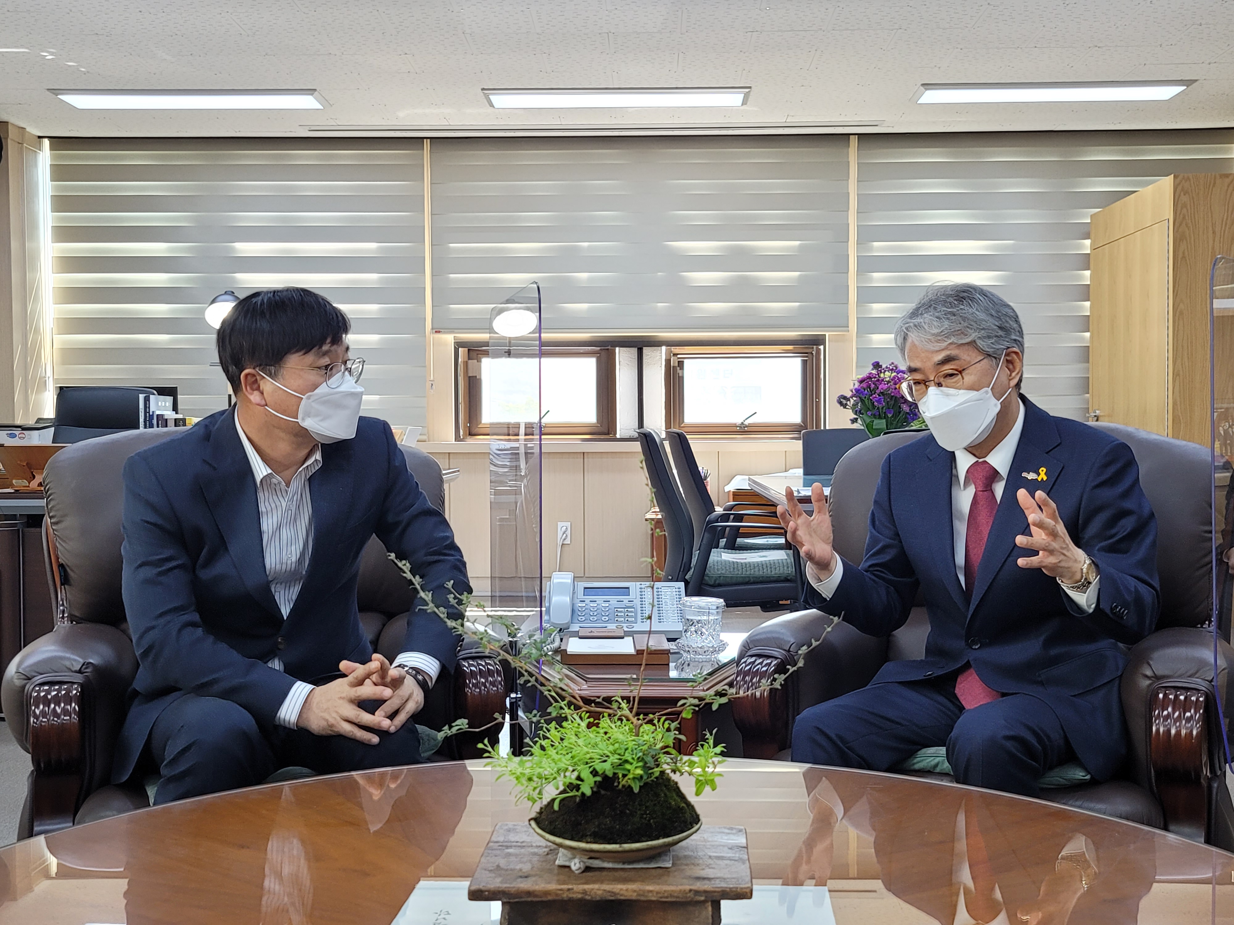 변광용 거제시장, 박종훈 교육감과  상문동 중학교 설립 협의 현장 이미지