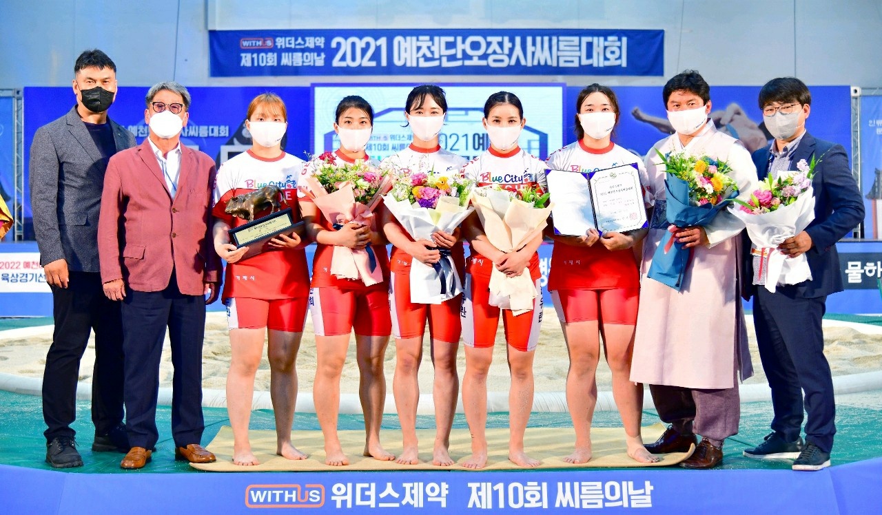 ‘강호’거제시청씨름단,  2021 예천단오장사씨름대회 여자부 단체전 우승 현장 이미지