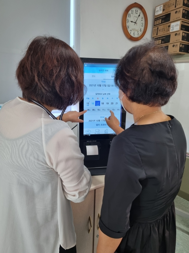거제시, 어르신 대상 키오스크 교육 실시 현장 이미지