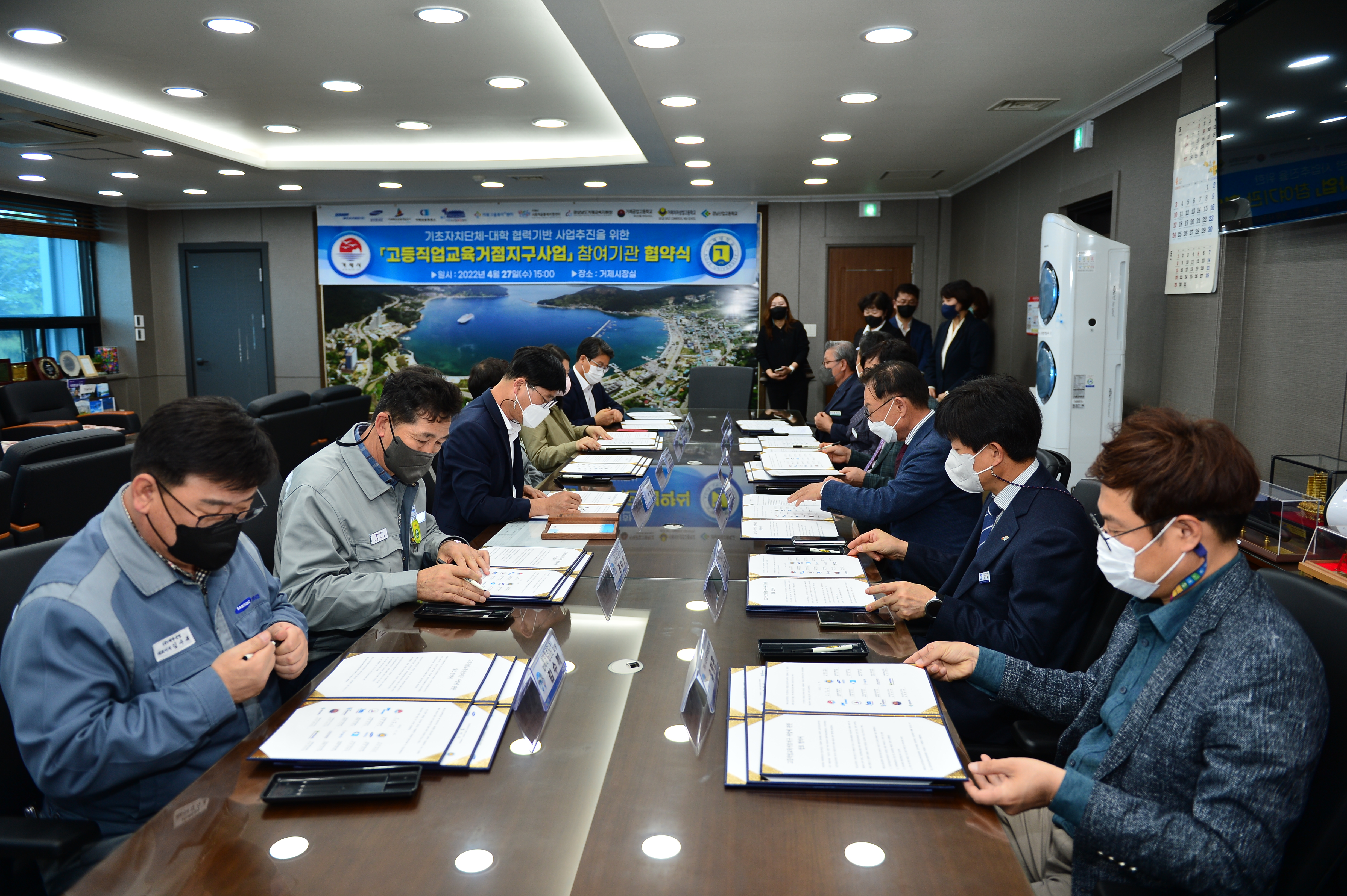 고등직업교육거점지구 사업(HiVE)을 위한  산학관 거버넌스 협약 체결 현장 이미지
