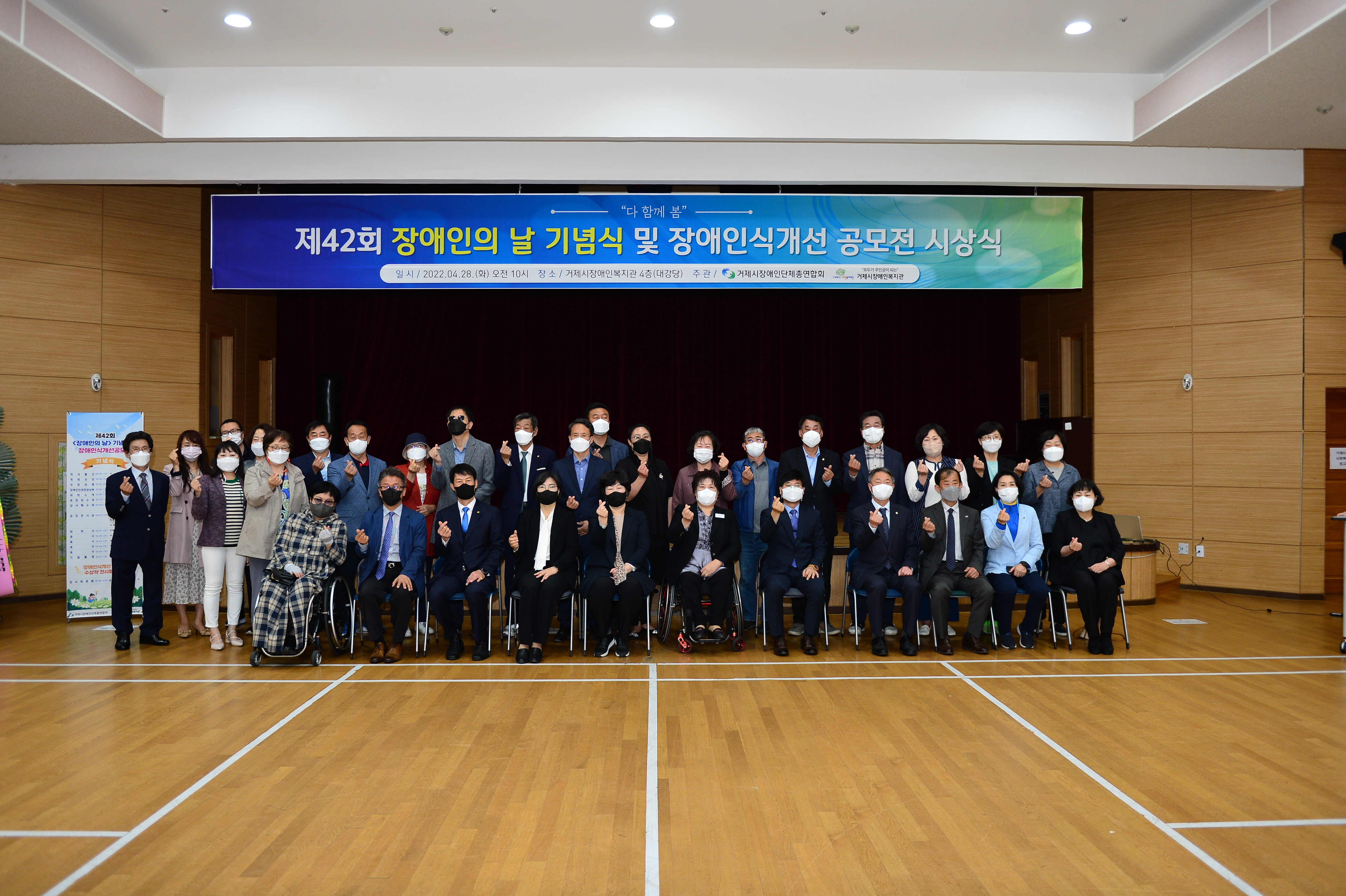 제42회 장애인의 날 기념식 및 장애인식 개선 UCC 공모전 수상작 전시 현장 이미지