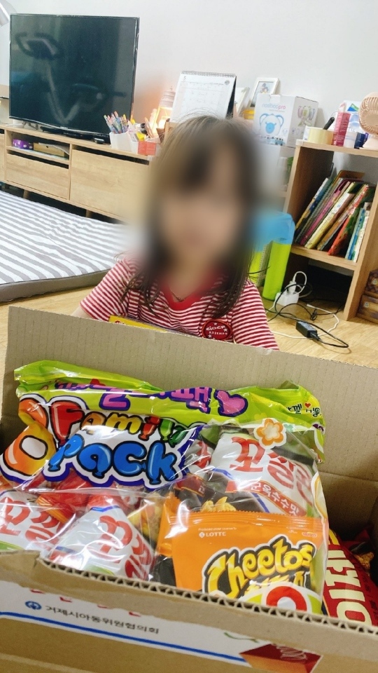 거제시아동위원협의회, 어린이날 맞이 취약계층 아동 사랑의 선물박스 전달 현장 이미지