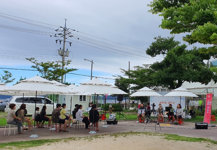 거제시, 문화가 있는 날 찾아가는 버스킹 공연 시작 현장 이미지