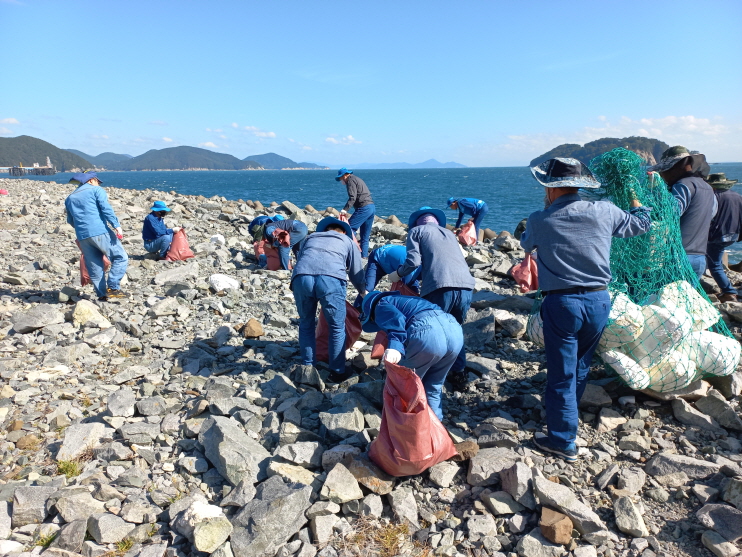 한국석유공사 거제지사, 해안 변 정화활동 실시 현장 이미지