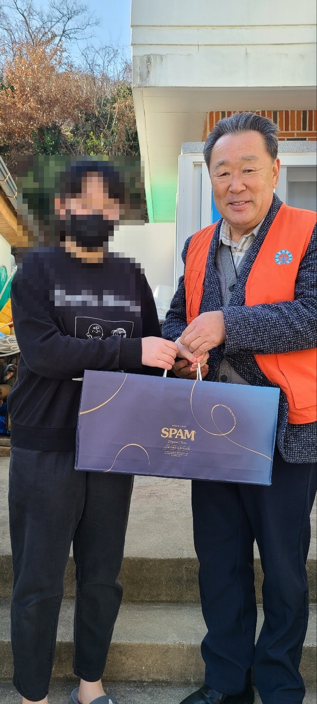 거제시아동위원협의회, 저소득 가정 아동에 설 명절 선물 전달 현장 이미지