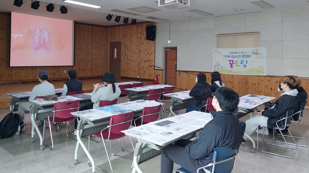 거제시, 학교 밖 청소년 기초소양교육 및 문화 체험 활동 나만의 작은 시크릿 가든‘테라리움 현장 이미지