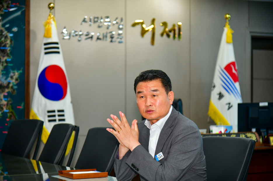 BNK경남은행 거제지점, 거제시에 선풍기 400대 기탁 현장 이미지