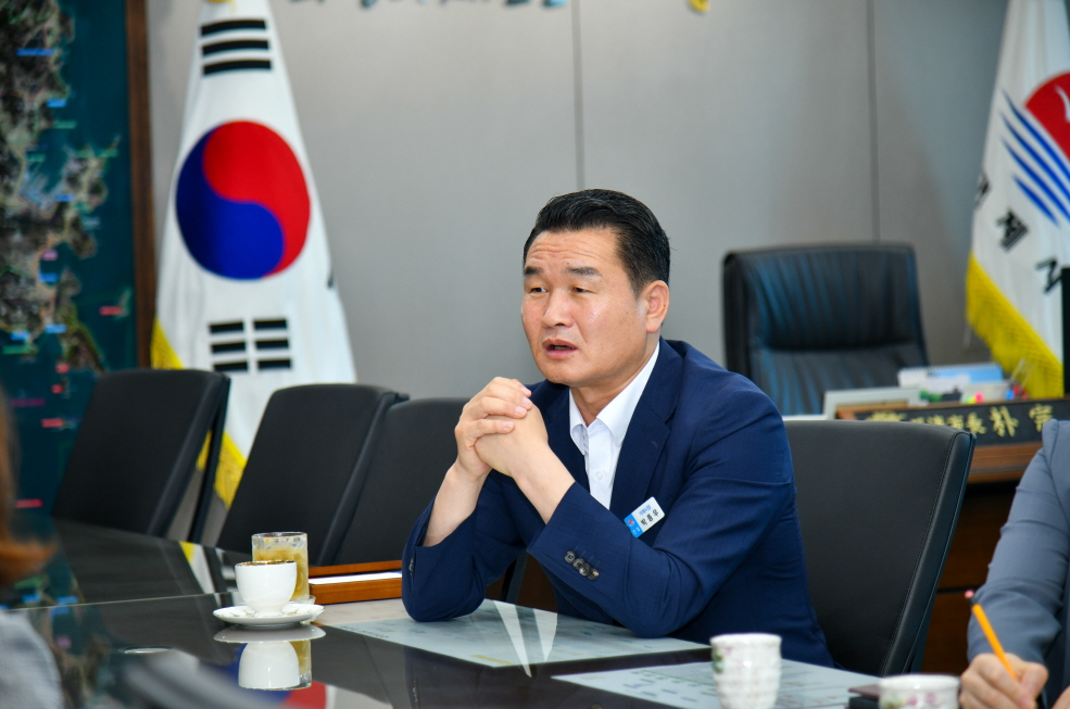 농협은행 거제시지부, 문화소외계층 위해 뮤지컬‘맘마미아’공연티켓 기부 현장 이미지
