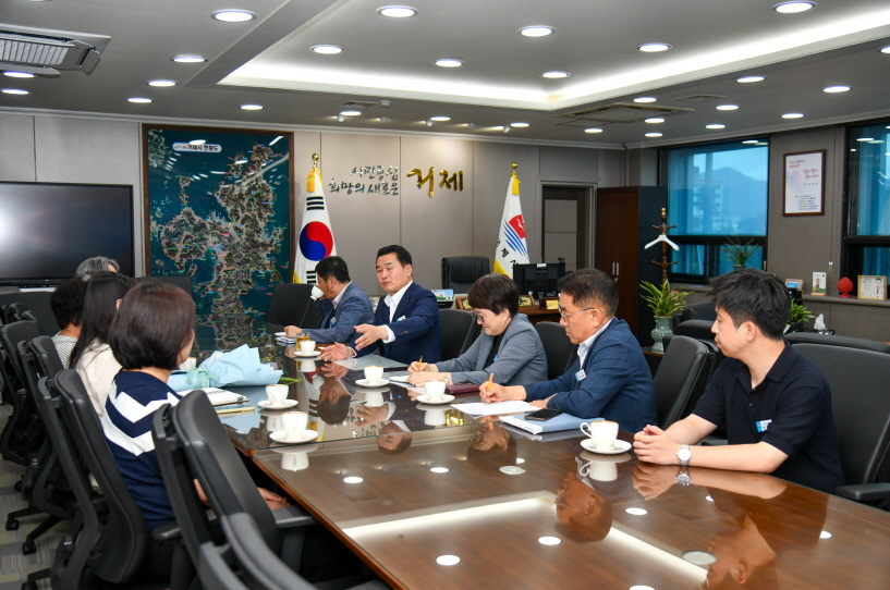 거제시, 독거노인 보호 유공자 김성실, 오창건씨 표창 현장 이미지