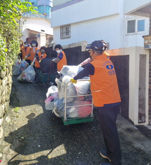 시와 아주신협이 함께 추진한 저장강박(의심)세대 주거환경 정비사업 올해 5세대 마무리 현장 이미지