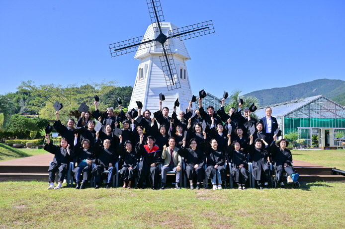2023년 거제시농업인대학 32명의 졸업생 배출 현장 이미지